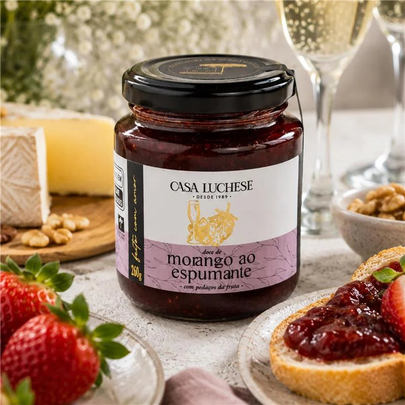 DOCE DE MORANGO COM ESPUMANTE